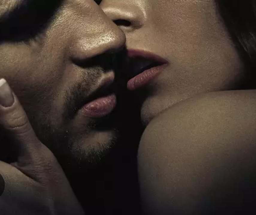 Seducción elegante: pareja con química y mirada cálida