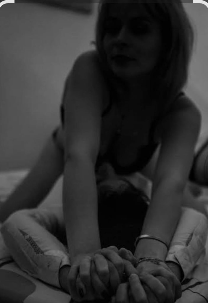 Homme et femme dans une scène de séduction intense – atmosphère érotique et élégante
